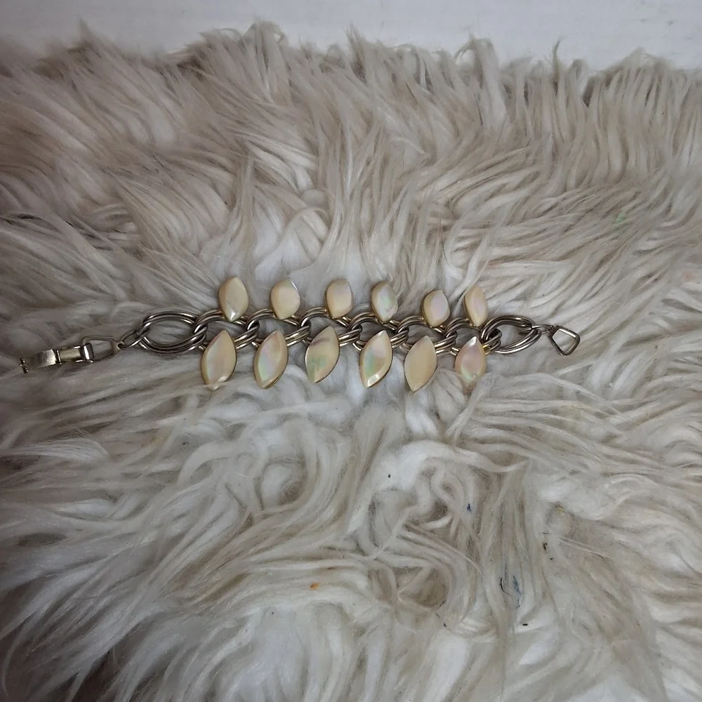 Vintage  Goldtone Mother of pearl  Leaf Chsin Bracele5
